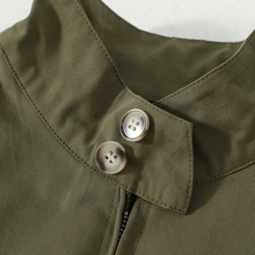 P350 #R23 Ralph Lauren polo white lily contract men's and women's old money style old cadre stand collar workwear Harrington jacket item number RL12020 The fabric has a double-layer shin feel and is full of weight! It's not as heavy as a regular jacket, and the ordinary cotton material feels really different. This one is super comfortable, soft and stylish, and has a green plaid interior that has a retro movie fashion feel! The fit is loose but not baggy. The size is just right and not too picky. The dropped shoulder design modifies the shoulder shape without making it look bulky. This silhouette is a style that will never go out of style after being worn for a long time. The upper body is also very durable and recognizable. The loose and reasonable fit can be worn by both men and women, making it easy to create a clean and refreshing youthful look. The embroidery on the chest is all German Oman embroidery fiber with original data. The embroidery process is very particular about using Japanese Tajima machines to ensure exquisite three-dimensional embroidery. That is what I said is different from the ones on the market. The workmanship is loose and can be used by boys and girls!! Color: Black Khaki Navy Blue Army Green Light Blue Size: M L XL XXL Length: 68/70/72/74 Bust: 122/126/130/134 Shoulder width: 53/54/55/56 Sleeve length: 65/66/67/68